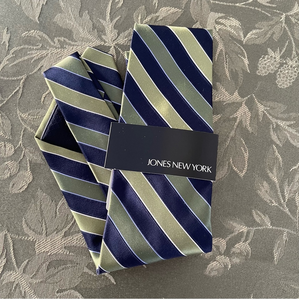 Jones  New York tie - Diagonal Striped.